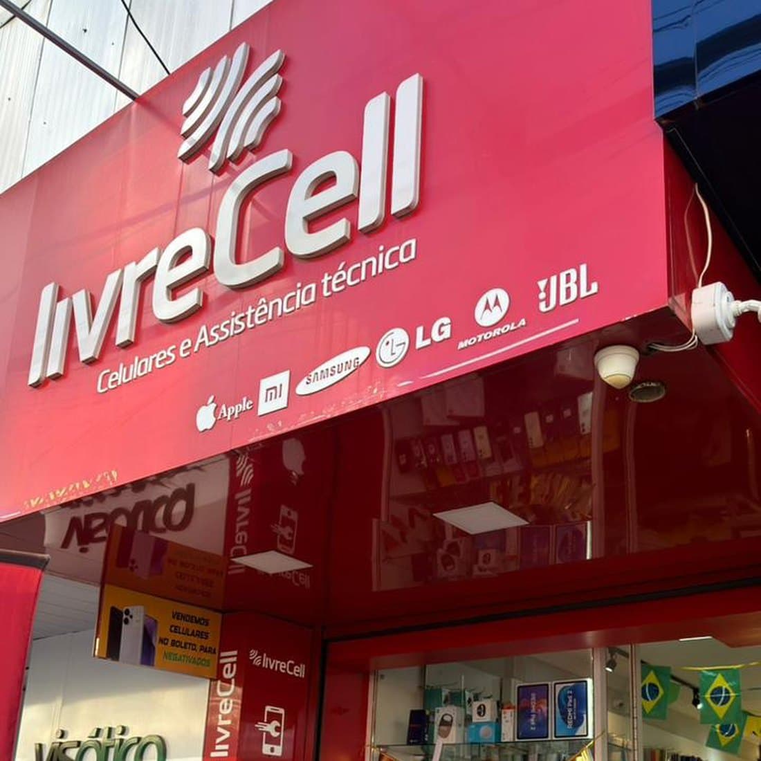 Fachada da LivreCell 15 de Dezembro, com a placa vermelha da LivreCell