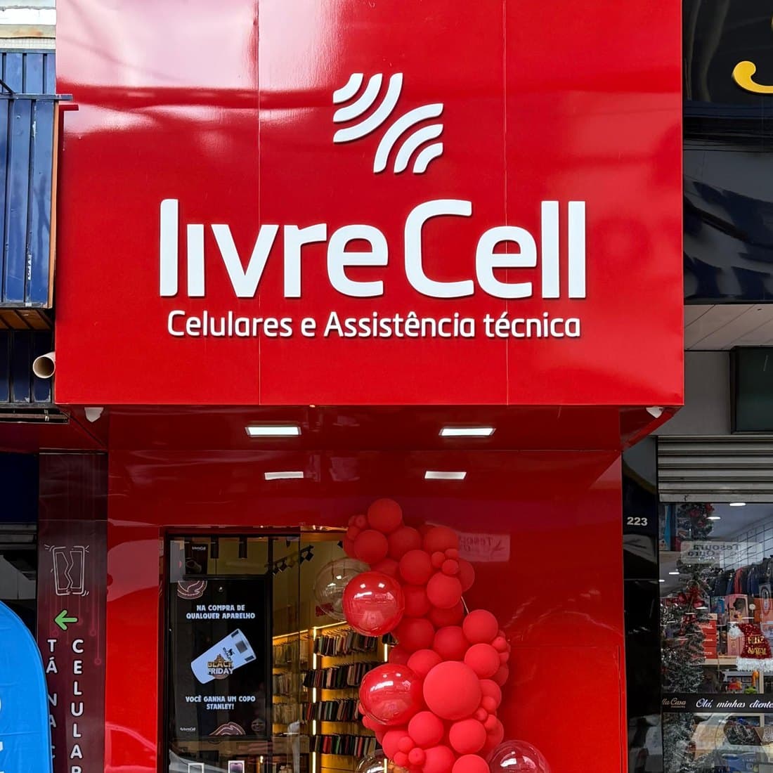 Fachada da LivreCell Engenheiro Portela, com a placa vermelha da LivreCell